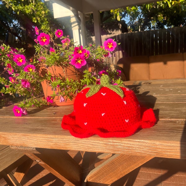 Chapeau de seau au crochet aux fraises