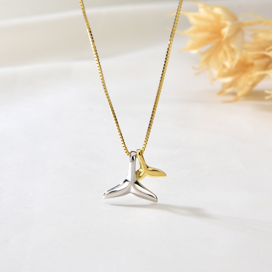 Collana con ciondolo a forma di croce di semi di senape con