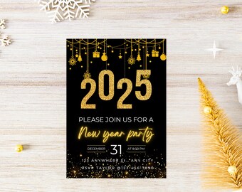 Puede incluir: Invitación a una fiesta de Nochevieja en negro y dorado con texto en purpurina dorada que dice "2025" y "Fiesta de Año Nuevo". La invitación incluye la fecha, la hora, la dirección y la información de contacto.
