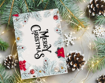 Może przedstawiać: Biała kartka z napisem "Merry Christmas" w czarnym, ozdobnym piśmie, otoczona białą ramką z gałązek sosny, czerwonymi jagodami i złotymi ozdobami. Kartka leży na szarym tle, na którym znajdują się gałązki sosny, szyszki, białe płatki śniegu i białe lampki choinkowe.