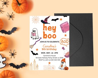 Op de afbeelding: Een witte uitnodigingskaart met oranje en zwarte Halloween-illustraties. De tekst luidt "hey boo" en "Vier met ons Caroline's 9e verjaardag". De uitnodiging beschrijft een Halloween-feest op maandag 12 mei om 13:00 uur in Caroline's huis. Het adres is 94 Gate Hallway Party Street us 2244. RSVP naar John op 222-333-444.