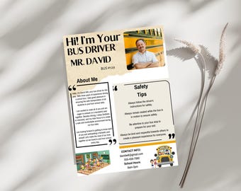 Puede incluir: Una tarjeta de información para el conductor de autobús escolar amarillo con una foto del conductor, el Sr. David, y una descripción de su función y consejos de seguridad para los pasajeros. La tarjeta incluye el texto "Hi! I'm Your Bus Driver Mr. David" y "About Me" y "Safety Tips".