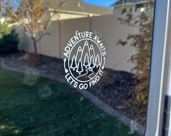 Äventyr väntar vinyldekal äventyrsdekal resenär äventyrare tumbler dekal vattenflaska dekal laptop dekal bil dekal husbil dekal