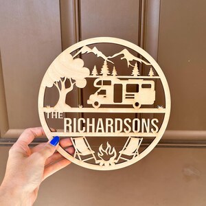 パーソナライズされたキャンプ用サイン、カスタマイズされたキャンパー名サイン、RV キャンプ用姓サイン、家族用キャンプ場装飾カスタマイズサイン、キャンプ用サインギフト