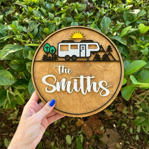 カスタマイズされたキャンプ用名前サイン、パーソナライズされたキャンパー名サイン、RV キャンプ用姓サイン、家族用キャンプ場装飾カスタマイズされたサイン