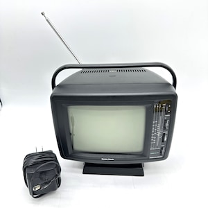 Mini televisor en blanco y negro 5.5” con radio AM y FM. Adaptador de  corriente VA. Hitech. $42.000. Somos Vieja Patagonia, tienda-museo,  librería,, By Vieja Patagonia