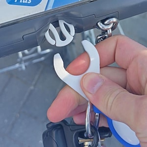 Shopping Trolley Coin Holder Keyring – One Pound Trolley Token Fob – Includes Spare Tokens – No Coin Needed
