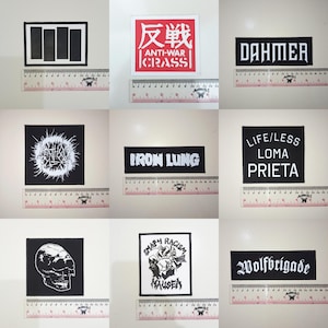 Könnte beinhalten: Eine weiße Keramik-Tasse mit schwarzem Henkel und dem Text "But First, Coffee" in schwarzer, fetter Schrift. Die Tasse steht auf einer weißen Oberfläche. Die Tasse ist etwa 10 cm hoch.