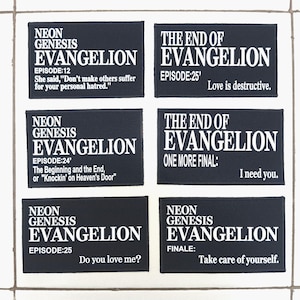 Könnte beinhalten: Sechs schwarze rechteckige Aufnäher mit weißem Text. Jeder Aufnäher enthält Text aus den Anime-Serien "Neon Genesis Evangelion" und "The End of Evangelion". Zitate und Episodennummern sind enthalten.