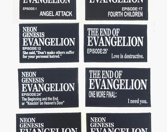 Pode incluir: Uma coleção de oito emblemas retangulares pretos com texto bordado em branco, apresentando títulos e citações de episódios de Neon Genesis Evangelion, incluindo Angel Attack, Fourth Children e várias frases filosóficas da série.