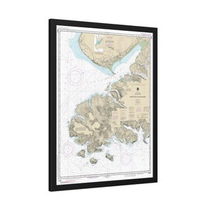 Peut inclure: Une carte nautique de la côte de l'Alaska, montrant la zone allant de Cape Point à l'île Montague. La carte est imprimée en noir et blanc et comprend des informations détaillées sur le littoral, les îles et les voies navigables. La carte est encadrée dans un cadre noir.