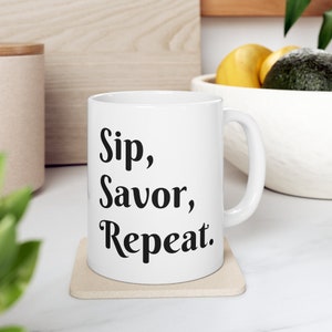 Sip, Savor, Wiederholen. Keramiktasse 11oz