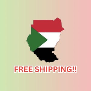 Könnte beinhalten: Eine Karte des Sudan in den Farben seiner Flagge: Rot, Weiß, Schwarz und Grün. Der Text "FREE SHIPPING!!" steht in roten Buchstaben am unteren Bildrand.