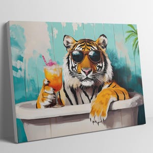 Fertig zum Aufhängen TIGER CANVAS - Lustiges Badezimmer Dekor Gerahmter Big Cat Cocktail POSTER Entspannendes Spa Tiger in der Badewanne Wandkunst Schrulle Toilettenkunst