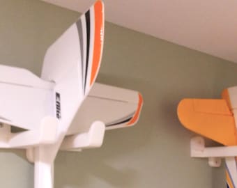 Kit de soporte de cola para radiocontrol impreso en 3D con espaciado ajustable para modelos más grandes.