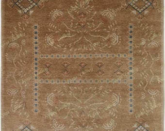 Pode incluir: Um tapete retangular castanho com um padrão intrincado. O design apresenta formas de diamante, motivos florais e bordas geométricas em tons de bege, azul e vermelho. As palavras "Rugs Gallery" são repetidas.