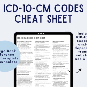 Puede incluir: Una tableta digital muestra una hoja de trucos de códigos ICD-10-CM. La hoja incluye códigos para la ansiedad, la depresión, el trauma y el uso de sustancias. El texto en la tableta dice "1 Page Desk Reference For Therapists & Counselors."