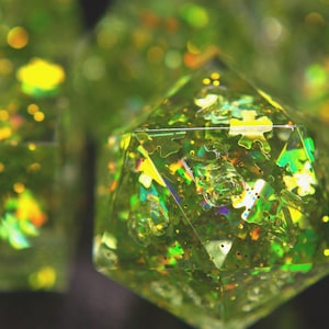 Zestaw kości Glimmering Luck – ręcznie robione kości DND Green Clover • Żywiczne kości Lucky Glitter • Kości D&D • Kości Fey