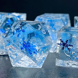 Eismesser - Handgefertigtes Sharp-Edge Dungeons and Dragons TTRPG 7 Teiliges Würfel Set