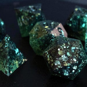 Fey&#39;s Fate - Handmade Sharp-Edge Dungeons and Dragons TTRPG 7 Piece Dice Set