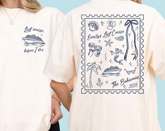 Può includere: T-shirt color avorio con design blu navy. Il davanti presenta una grafica di nave da crociera e il testo "Last cruise before I do's". Il retro mostra un design a forma di francobollo con "Emily's Last Cruise" e "The Bahamas 2025", insieme a illustrazioni nautiche.