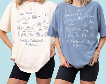 Può includere: Due magliette oversize, una avorio e una blu, con una grafica nautica blu. Il design include il testo "Last Cruise Before I Do's" e "Emily's Bachelorette The Bahamas".