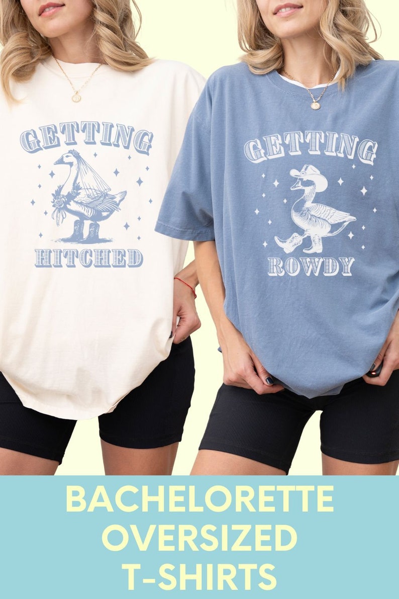 Puede incluir: Dos camisetas de gran tama&ntilde;o, una crema y otra azul, con gr&aacute;ficos a juego. La camiseta crema dice "Getting Hitched" con una ilustraci&oacute;n de ganso. La camiseta azul dice "Getting Rowdy" con un ganso con sombrero de vaquero. Pantalones cortos de ciclista negros.