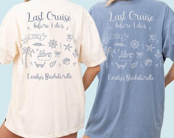 Può includere: Due magliette, una avorio e una blu, con la scritta "Last Cruise before I do's" e "Emily's Bachelorette" stampata sul retro. Il design include illustrazioni nautiche come una nave, una palma e un'ancora.