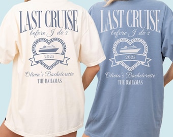 Può includere: Due magliette, una color avorio e una blu, con la scritta "LAST CRUISE before I do's" stampata sul retro. Sotto, un disegno a forma di cuore con una nave da crociera, l'anno 2025 e la scritta "Olivia's Bachelorette THE BAHAMAS".
