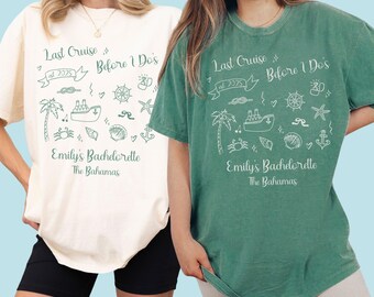 Può includere: Due magliette, una avorio e una verde chiaro, con il testo "Last Cruise Before I Do's" e "Emily's Bachelorette The Bahamas" in un design stravagante. Il design include una nave, palme ed elementi nautici.