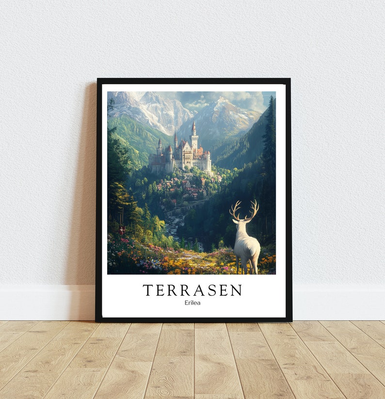 Op de afbeelding: Een ingelijste print van een wit hert dat in een bos staat met een kasteel op de achtergrond. De print heeft de tekst "TERRASEN" en "Erile" erop.