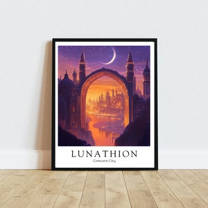 Op de afbeelding: Een ingelijste print van een fantasiestadt met een wassende maan aan de hemel. De stad is verlicht met warme lichten en heeft een grote boog die naar een rivier leidt. De tekst "LUNATHION Crescent City" staat onderaan de print.