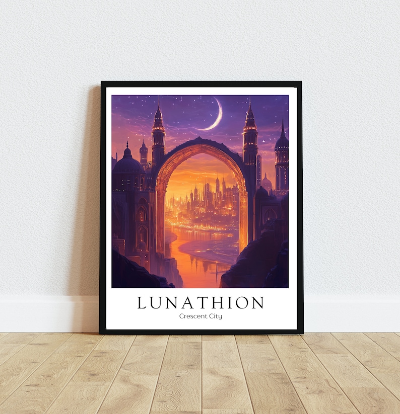 Op de afbeelding: Een ingelijste print van een fantasiestadt met een wassende maan aan de hemel. De stad is verlicht met warme lichten en heeft een grote boog die naar een rivier leidt. De tekst "LUNATHION Crescent City" staat onderaan de print.