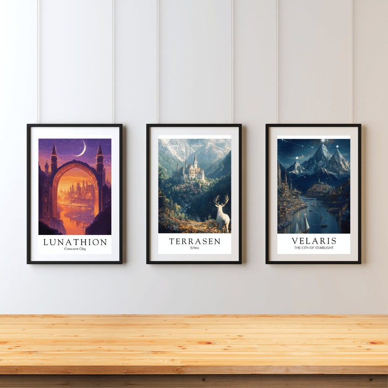 Op de afbeelding: Drie ingelijste fantasie stadsgezichten met de namen "Lunathion Crescent City", "Terrassen Elros" en "Velaris The City of Starlight" onder elke afbeelding.