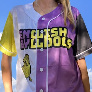 Könnte beinhalten: Ein weißes, gelbes, violettes und schwarzes Baseballtrikot mit dem Text "ENGLISH BULLDOGS" in gelben Buchstaben auf violettem Hintergrund. Das Trikot hat einen weißen Kragen und einen weißen Saum an den Ärmeln.