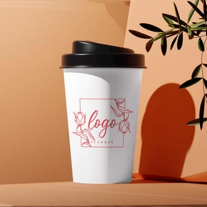 Puede incluir: Vaso de caf&eacute; blanco para llevar con tapa negra. El vaso tiene un logotipo rojo que dice "logo planner" con un dise&ntilde;o floral.