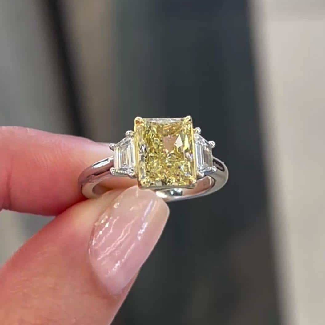 Bague de fiançailles jaune fantaisie trois diamants brillants de 3,5 tcw cultivés en laboratoire, couleur EF, pureté VS