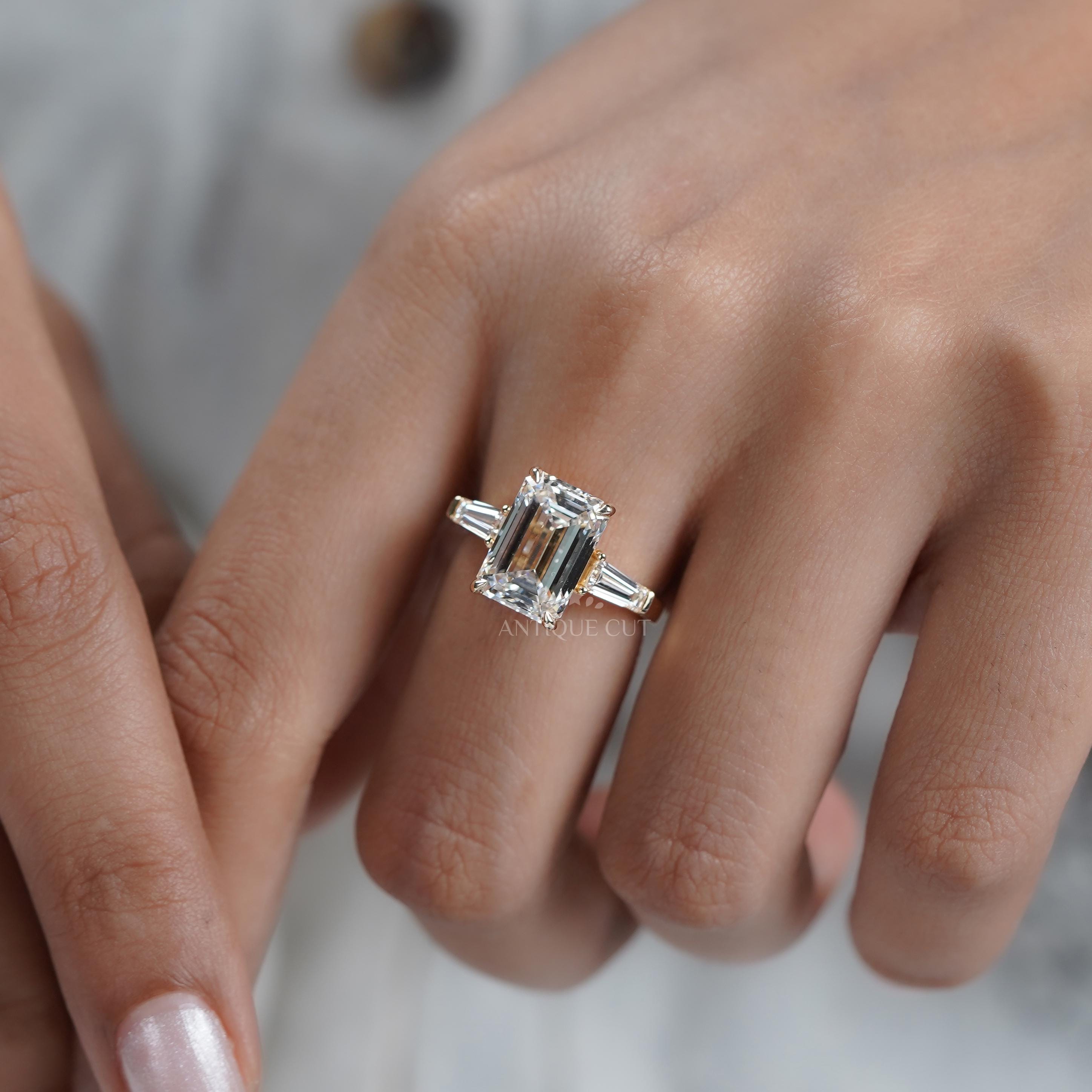 エメラルド 5.60tcw ラボダイヤモンド スリーストーン エンゲージ