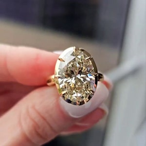 Anello di fidanzamento solitario ovale con incastonatura a griffe.