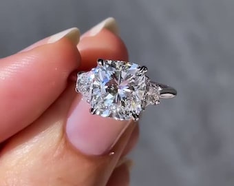 Bague trois pierres diamant Cushion Lab de 3,00 tcw | Certifié IGI | D-E-F | VVS–VS | Pierres latérales trapézoïdales
