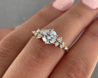 Bague de fiançailles florale diamant rond de laboratoire de 2,20 tcw | Certifié IGI | Or jaune 14 carats/18 carats