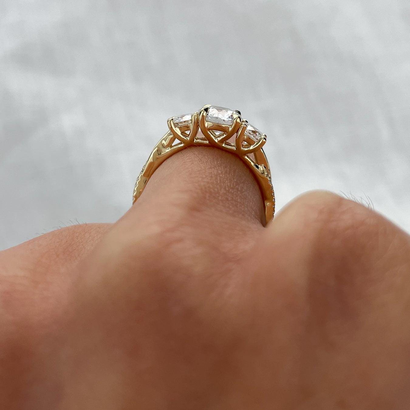 【20-29】ダイヤモンド　リング　D0.3ct ダイヤモンド K18リング(計0.3カラット/テーパーバケット/4月