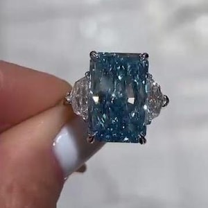 Stralende 8,00 tcw fancy blauwe lab-gegroeide diamanten ring | Ontwerp met drie stenen en Cadillac-stenen van 1,00 kt | IGI-gecertificeerd | VVS-VS duidelijkheid