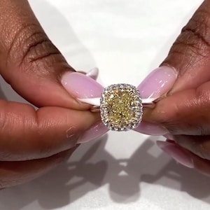 Kissen 3.30tcw Fancy Yellow Labrador Diamant Halo Ring | IGI-zertifiziert | Weißgold