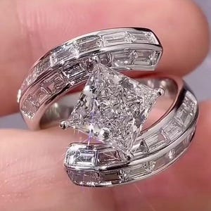 Anello Princess con diamanti da laboratorio da 4,50 tcw / Pietre laterali a baguette / Design bypass / Certificato IGI
