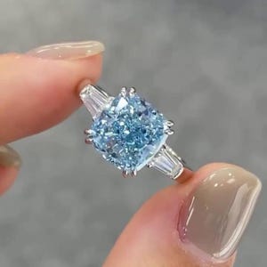 Fancy blauwe kussen geslepen 3,50 tcw Lab Grown diamanten verlovingsring | Ontwerp met drie stenen | IGI-gecertificeerd | 10k 14k 18k platinagoud
