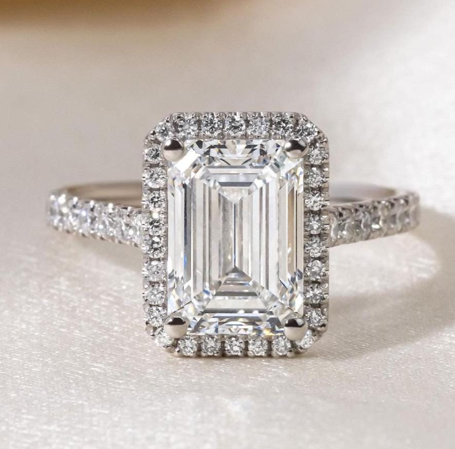 Bague de Fiançailles Émeraude 2.45ct en Diamant de Laboratoire | Halo Cathédrale | Pavé | Couleur D-E-F | VVS–VS | Certifiée IGI