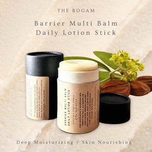 以下が含まれることがあります： 「Barrier Multi Balm Daily Lotion Stick」のテキストが入ったデイリーローションスティック。製品は黒いキャップが付いた円筒形の容器に入っています。画像には、製品の利点と成分に関するテキストが含まれています。