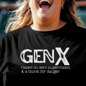 Puede incluir: Una camiseta negra con texto blanco que dice "GENX raised on zero supervision & a thirst for danger".