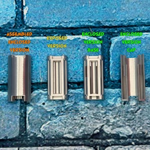 以下が含まれることがあります： 青いレンガの壁を背景に、4つの銀色の金属部品が表示されています。「組み立てられた密閉バージョン」、「露出バージョン」、「密閉バージョンベース」、および「密閉バージョンキャップ」とラベル付けされています。コンポーネントは、より大きなデバイスの一部であるようです。